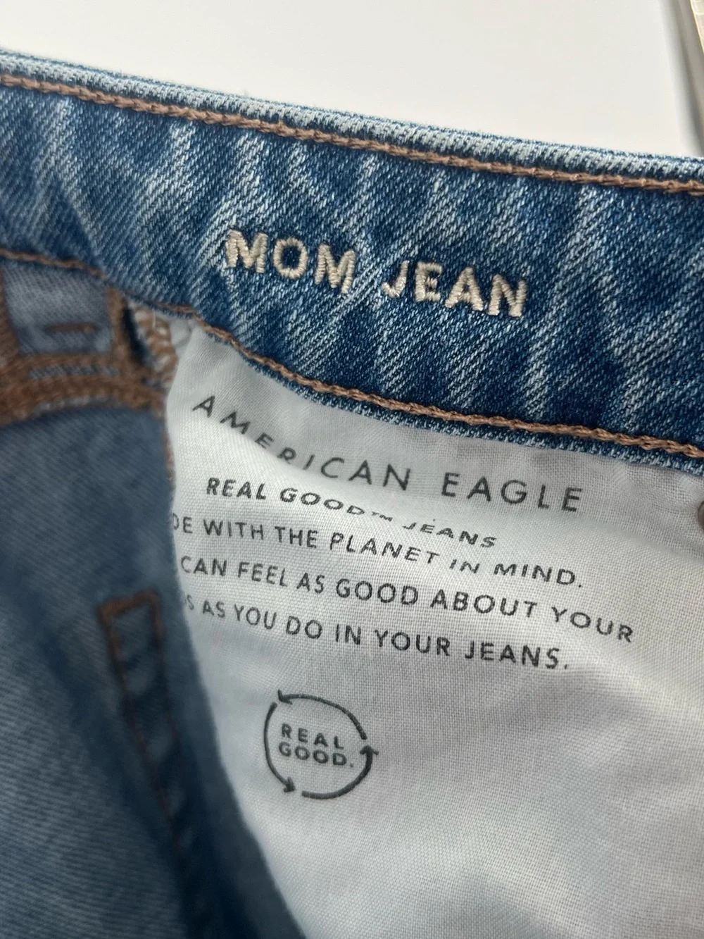 American Eagle Outfitters Women's Light Blue Distressed Mom Jeans Size 4 Regular - Picture 8 of 9
